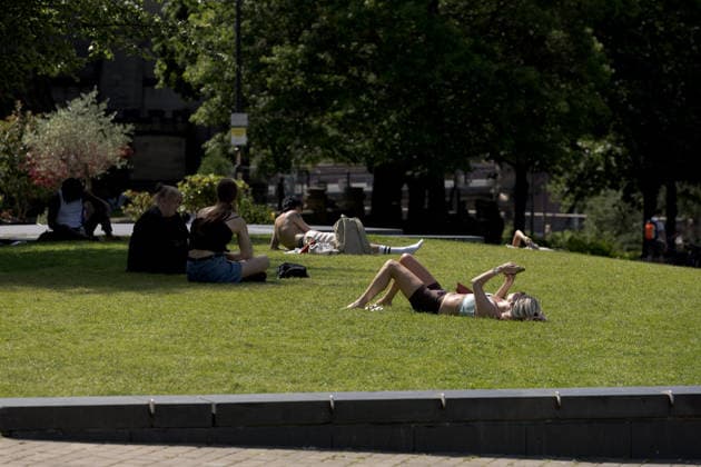 Record-Breaking Heatwave In Manchester, England Members of the public relax at Cathedral Gardens during the record-breaking heatwave in Manchester, England, on June 25, 2026. Temperatures in the center of Manchester reach as high as 33?C during another day of hot weather. Manchester United Kingdom  Copyright: xKatyxBlackwoodx originalFilename: blackwood-heatwave260625_np0CS.jpg