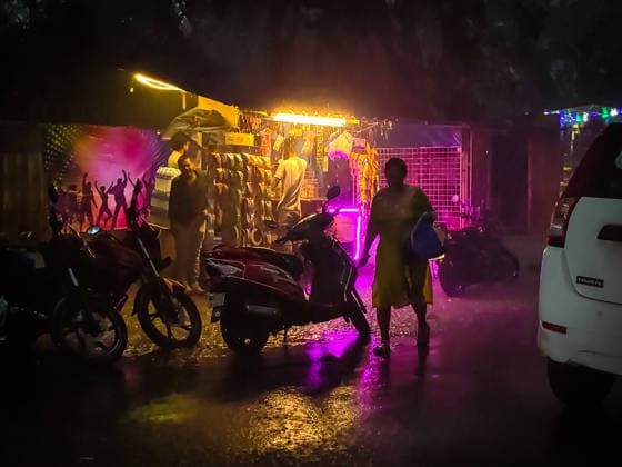Heavy Monsoon Rain In Kolkata, India A woman walks past a roadside kiosk during heavy monsoon rain in Kolkata, India, on June 25, 2026. Kolkata West Bengal India  Copyright: xSudiptaxDasx originalFilename: das-heavymon260625_npW6v.jpg