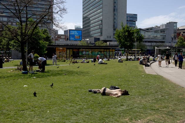 Record-Breaking Heatwave In Manchester, England A man sunbathes topless among crowds at Piccadilly Gardens in Manchester, England, on June 25, 2026, during a record-breaking heatwave. Temperatures in the center of Manchester reach as high as 33?C during another day of hot weather. Manchester United Kingdom  Copyright: xKatyxBlackwoodx originalFilename: blackwood-heatwave260625_npB1J.jpg