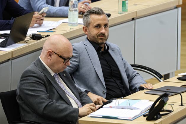 Fraktionsvorsitzender Ulrich Siegmund (AfD, Sachsen Anhalt) und Fraktionsvorsitzender Oliver Kirchner (AfD) - Landtagssitzung im Landtag von Sachsen Anhalt in Magdeburg *** Ulrich Siegmund, AfD parliamentary group leader for Saxony-Anhalt, and Oliver Kirchner, AfD parliamentary group leader, at a state parliament session in the Saxony-Anhalt State Parliament in Magdeburg