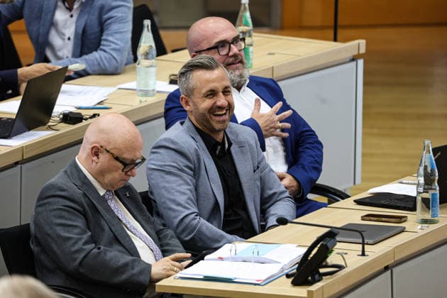 v.l. Fraktionsvorsitzender Oliver Kirchner (AfD), Fraktionsvorsitzender Ulrich Siegmund (AfD, Sachsen Anhalt), Dr. Hans Thomas Tillschneider (AfD) - Landtagssitzung im Landtag von Sachsen Anhalt in Magdeburg *** From left: Oliver Kirchner, AfD parliamentary group leader; Ulrich Siegmund, AfD parliamentary group leader, Saxony-Anhalt; Dr. Hans Thomas Tillschneider, AfD, during a session of the Saxony-Anhalt State Parliament in Magdeburg