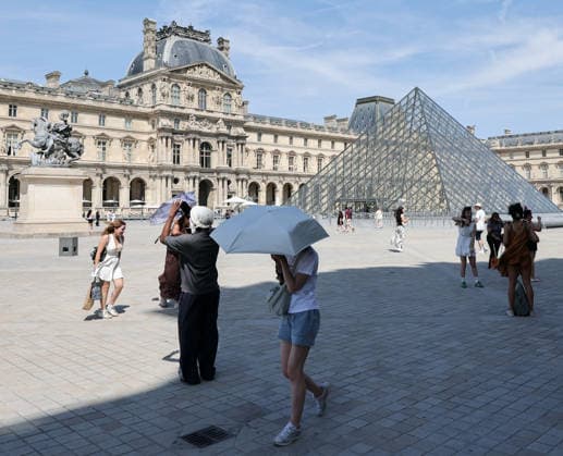 (260625) -- PARIS, June 25, 2026 -- Visitors walk in front of the Louvre Museum amid the heatwave, in Paris, France, June 25, 2026. ) FRANCE-PARIS-HEATWAVE WuxHuiwo 