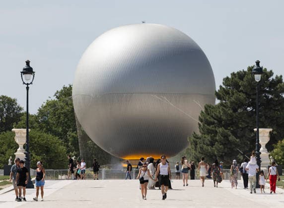 (260625) -- PARIS, June 25, 2026 -- Visitors walk in front of the Paris 2024 Olympic cauldron near the Louvre Museum amid the heatwave, in Paris, France, June 25, 2026. ) FRANCE-PARIS-HEATWAVE WuxHuiwo 