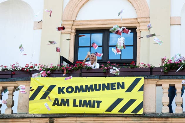 ACHTUNG PRÄVENTIONSSCHWERPUNKT -‹ aktiv gegen Straftaten zum Nachteil älterer Menschen. Am 25. Juni lassen Mitarbeiter vom LKA vom Rathausbalkon Flyer in Form von 100 Euro und 50 Euro Geldcheinen regnen. Zum Mittag wird die selbe Aktion noch einmal im Allee-Center in Magdeburg (Sachsen-Anhalt) durchgeführt. *** ATTENTION: PREVENTION FOCUS ‹ Taking Active Measures Against Crimes Against Older Adults On June 25, LKA staff will scatter flyers shaped like 100-euro and 50-euro bills from the town hall balcony. At noon, the same event will take place again at the Allee Center in Magdeburg, Saxony-Anhalt.