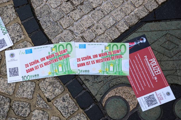 ACHTUNG PRÄVENTIONSSCHWERPUNKT -‹ aktiv gegen Straftaten zum Nachteil älterer Menschen. Am 25. Juni lassen Mitarbeiter vom LKA vom Rathausbalkon Flyer in Form von 100 Euro und 50 Euro Geldcheinen regnen. Zum Mittag wird die selbe Aktion noch einmal im Allee-Center in Magdeburg (Sachsen-Anhalt) durchgeführt. *** ATTENTION: PREVENTION FOCUS ‹ Taking Active Measures Against Crimes Against Older Adults On June 25, LKA staff will scatter flyers shaped like 100-euro and 50-euro bills from the town hall balcony. At noon, the same event will take place again at the Allee Center in Magdeburg, Saxony-Anhalt.