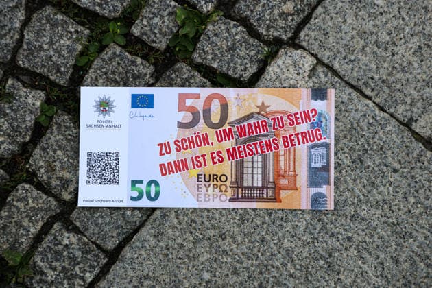 ACHTUNG PRÄVENTIONSSCHWERPUNKT -‹ aktiv gegen Straftaten zum Nachteil älterer Menschen. Am 25. Juni lassen Mitarbeiter vom LKA vom Rathausbalkon Flyer in Form von 100 Euro und 50 Euro Geldcheinen regnen. Zum Mittag wird die selbe Aktion noch einmal im Allee-Center in Magdeburg (Sachsen-Anhalt) durchgeführt. *** ATTENTION: PREVENTION FOCUS ‹ Taking Active Measures Against Crimes Against Older Adults On June 25, LKA staff will scatter flyers shaped like 100-euro and 50-euro bills from the town hall balcony. At noon, the same event will take place again at the Allee Center in Magdeburg, Saxony-Anhalt.