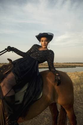Elegante Frau in Reitkleidung auf einem braunen Pferd Elegant woman in riding clothes on a brown horse Copyright: imageBROKER HannaxNikulnikova ibxiqx18087847.jpg ,model released, Symbolfoto ,property released