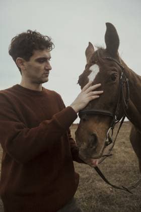 Liebevoller zärtlicher Moment zwischen Mann und Pferd. Junger lächelnder Mann und Pferd. Ein Mann und ein Pferd vor dem Hintergrund der Natur und eines Feldes mit Herbstgras, Konzept des Reitens im Freien, Sport Loving tender moment between men and horse.Young smiling man and horse. A man and a horse against the background of nature and a field with autumn grass concept of horse riding outdoors, sport Copyright: imageBROKER HannaxNikulnikova ibxiqx18087872.jpg ,model released, Symbolfoto ,property released