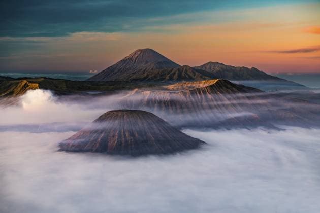 Vulkane, Vulkan, Bromo, Batok, Semeru, vor Sonnenaufgang, Bromo Tengger Semeru Nationalpark, Java, Indonesien Volcanoes, volcano, Bromo, Batok, Semeru, in front of sunrise, Bromo Tengger Semeru National Park, Java, Indonesia Copyright: imageBROKER IngoxSchulz ibxisb18055370.jpg