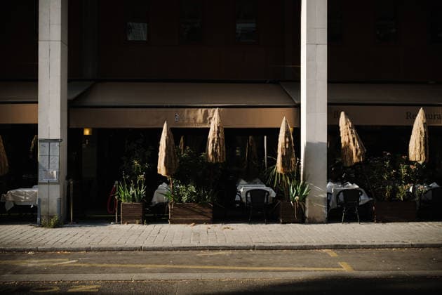 Paris Swelters Under A Historic Heatwave Deserted restaurant terraces are visible in Paris, France, on June 25, 2026, as the city experiences a heatwave and is under a red heatwave alert. Paris France  Copyright: xSamuelxBoivinx originalFilename: boivin-notitle260625_npw2u.jpg