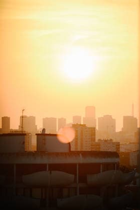 Paris Swelters Under A Historic Heatwave The sun sets over the skyline of Paris and the Ile-de-France region, with the Les Choux buildings in Creteil, France, in the foreground, on June 25, 2026, as the city experiences an extreme heatwave and is placed under a red heatwave alert. Paris France  Copyright: xSamuelxBoivinx originalFilename: boivin-notitle260625_np7aH.jpg