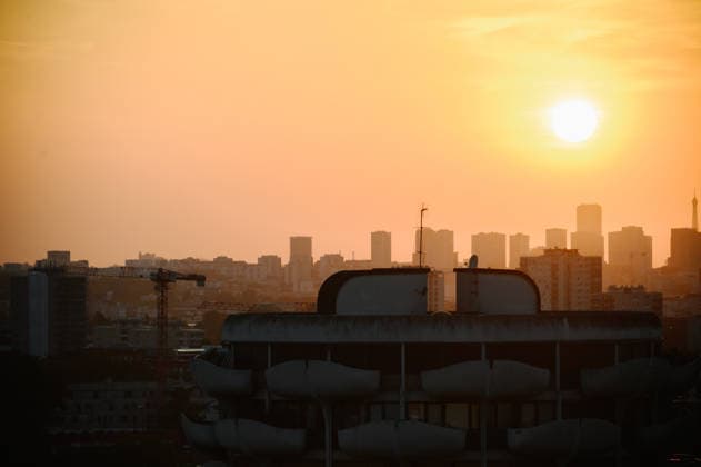 Paris Swelters Under A Historic Heatwave The sun sets over the skyline of Paris and the Ile-de-France region, with the Les Choux buildings in Creteil, France, in the foreground, on June 25, 2026, as the city experiences an extreme heatwave and is placed under a red heatwave alert. Paris France  Copyright: xSamuelxBoivinx originalFilename: boivin-notitle260625_nppwY.jpg
