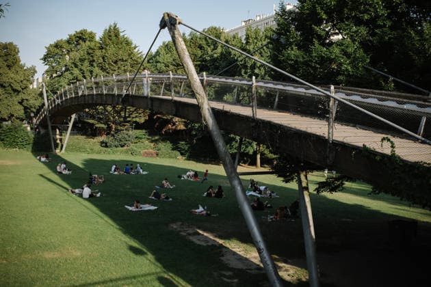 Paris Swelters Under A Historic Heatwave Families and Parisians gather in the Jardin de Reuilly park beneath the Andre Leo footbridge to seek shade in Paris, France, on June 25, 2026, as the city experiences a heatwave and is under a red heatwave alert. Paris France  Copyright: xSamuelxBoivinx originalFilename: boivin-notitle260625_np7bt.jpg