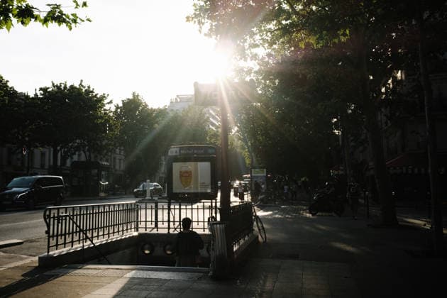 Paris Swelters Under A Historic Heatwave A person enters a metro station in Paris, France, on June 25, 2026, as the city experiences an extreme heatwave and is placed under a red heatwave alert. Paris France  Copyright: xSamuelxBoivinx originalFilename: boivin-notitle260625_npw3N.jpg