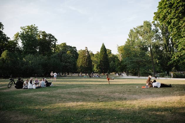 Paris Swelters Under A Historic Heatwave People gather and relax at the end of the day on the lawn of the Bois de Vincennes in Paris, France, on June 25, 2026, as the city experiences an extreme heatwave and is placed under a red heatwave alert. Paris France  Copyright: xSamuelxBoivinx originalFilename: boivin-notitle260625_npBr5.jpg