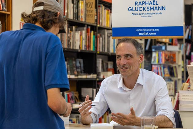 Raphael Glucksmann Book Signing - Bordeaux Raphael Glucksmann signs copies of his newly released book titled Nous Avons Encore Envie (We still want to) during a book signing at the Mollat bookshop in Bordeaux, France on June 25, 2026. Photo by Margot Le Gonidec ABACAPRESS.COM Bordeaux France  Copyright: xLexGonidecxMargot ABACAx