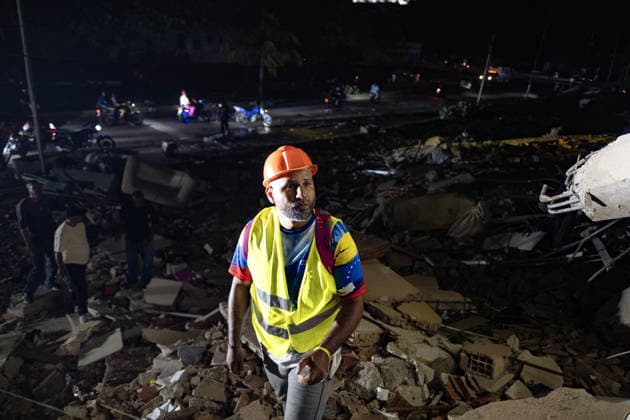 Death toll from Venezuela earthquakes rises to 235 LA GUAIRA, VENEZUELA - JUNE 26:Rescue teams continue searching the rubble of collapsed buildings for survivors following the devastating earthquake in Caraballeda, La Guaira, Venezula on June 26, 2026. The death toll in the back-to-back earthquakes that devastated Venezuela’s northern coast on Wednesday has risen to 235, with more than 4,300 others injured, Health Minister Carlos Alvarado confirmed Thursday. Diko Betancourt Anadolu La Guaira Venezuela. Editorial use only. Please get in touch for any other usage.  Copyright: x2026xAnadoluxDikoxBetancourtx