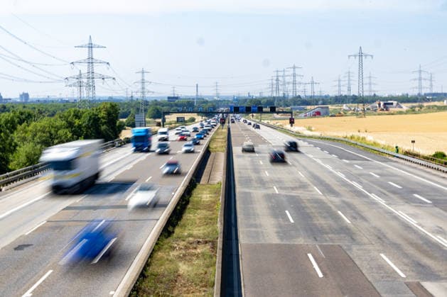 Ferienbeginn in Hessen 26.06.2026: Autobahn A5 bei Frankfurt. In Hessen beginnen heute die Sommerferien. Zum Start der großen Ferien wird ein hohes Verkehrsaufkommen auf den Autobahnen nach Süden erwartet. Frankfurt am Main A5 - Rasthof Taunusblick Hessen Deutschland *** Start of Summer Vacation in Hesse, June 26, 2026; A5 Highway near Frankfurt. Summer vacation begins today in Hesse. Heavy traffic is expected on the highways heading south as the summer vacation gets underway. Frankfurt am Main, A5, Taunusblick Rest Area, Hesse, Germany