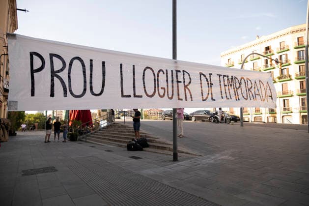 June 26, 2026, Barcelona, Catalonia, Italy: Barcelona, Ã¢â‚¬¹Ã¢â‚¬¹Spain...Eviction from an apartment at 124 Carrer Marina. Activists from BarcelonaÃ¢â‚¬â ¢s housing union are peacefully opposing the police-led eviction of a family. The building was purchased by the German real estate firm Urban Power to create tourist apartments in the Catalan capital. Barcelona Italy - ZUMAm214 20260626_zip_m214_001 Copyright: xMatteoxSeccix