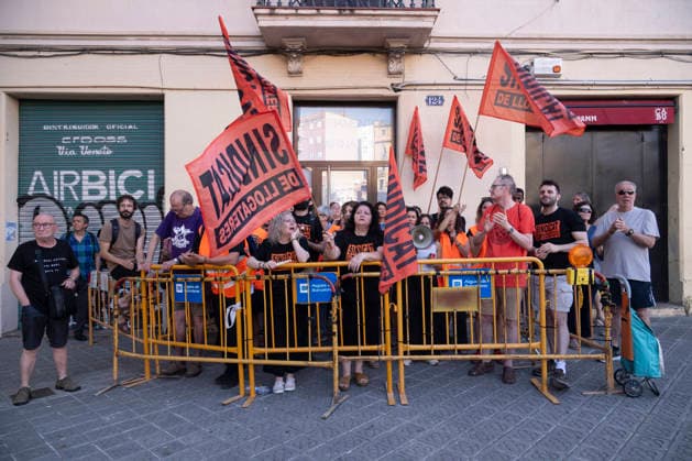 June 26, 2026, Barcelona, Catalonia, Italy: Barcelona, Ã¢â‚¬¹Ã¢â‚¬¹Spain...Eviction from an apartment at 124 Carrer Marina. Activists from BarcelonaÃ¢â‚¬â ¢s housing union are peacefully opposing the police-led eviction of a family. The building was purchased by the German real estate firm Urban Power to create tourist apartments in the Catalan capital. Barcelona Italy - ZUMAm214 20260626_zip_m214_005 Copyright: xMatteoxSeccix