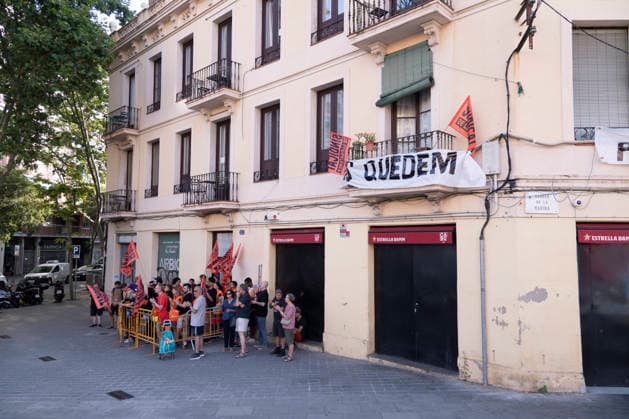 June 26, 2026, Barcelona, Catalonia, Italy: Barcelona, Ã¢â‚¬¹Ã¢â‚¬¹Spain...Eviction from an apartment at 124 Carrer Marina. Activists from BarcelonaÃ¢â‚¬â ¢s housing union are peacefully opposing the police-led eviction of a family. The building was purchased by the German real estate firm Urban Power to create tourist apartments in the Catalan capital. Barcelona Italy - ZUMAm214 20260626_zip_m214_010 Copyright: xMatteoxSeccix