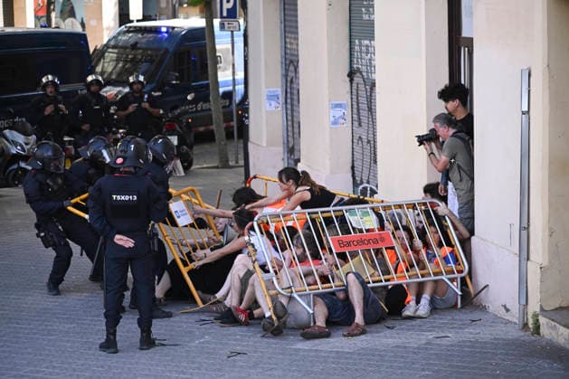 June 26, 2026, Barcelona, Catalonia, Italy: Barcelona, Ã¢â‚¬¹Ã¢â‚¬¹Spain...Eviction from an apartment at 124 Carrer Marina. Activists from BarcelonaÃ¢â‚¬â ¢s housing union are peacefully opposing the police-led eviction of a family. The building was purchased by the German real estate firm Urban Power to create tourist apartments in the Catalan capital. Barcelona Italy - ZUMAm214 20260626_zip_m214_017 Copyright: xMatteoxSeccix