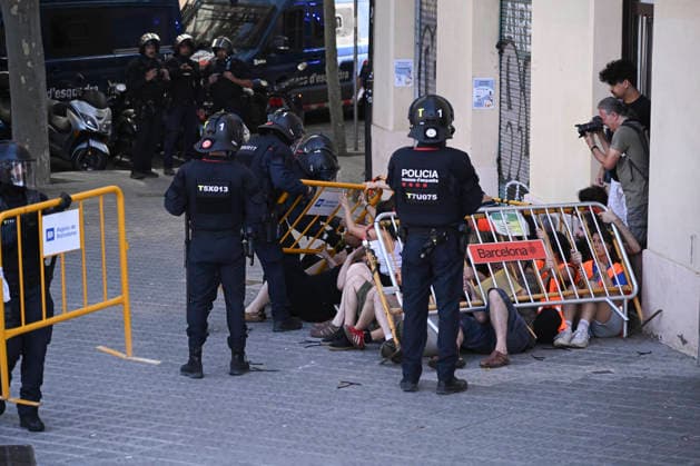 June 26, 2026, Barcelona, Catalonia, Italy: Barcelona, Ã¢â‚¬¹Ã¢â‚¬¹Spain...Eviction from an apartment at 124 Carrer Marina. Activists from BarcelonaÃ¢â‚¬â ¢s housing union are peacefully opposing the police-led eviction of a family. The building was purchased by the German real estate firm Urban Power to create tourist apartments in the Catalan capital. Barcelona Italy - ZUMAm214 20260626_zip_m214_018 Copyright: xMatteoxSeccix