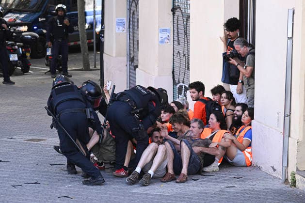 June 26, 2026, Barcelona, Catalonia, Italy: Barcelona, Ã¢â‚¬¹Ã¢â‚¬¹Spain...Eviction from an apartment at 124 Carrer Marina. Activists from BarcelonaÃ¢â‚¬â ¢s housing union are peacefully opposing the police-led eviction of a family. The building was purchased by the German real estate firm Urban Power to create tourist apartments in the Catalan capital. Barcelona Italy - ZUMAm214 20260626_zip_m214_020 Copyright: xMatteoxSeccix