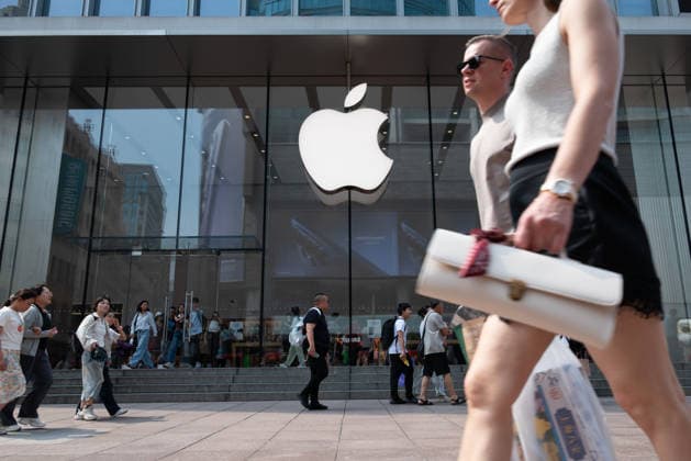 Apple Products Raise Prices Pedestrians pass by the Apple flagship store in Shanghai, China on June 26, 2026. Shanghai Shanghai China  Copyright: xCFOTOx i1782494101495