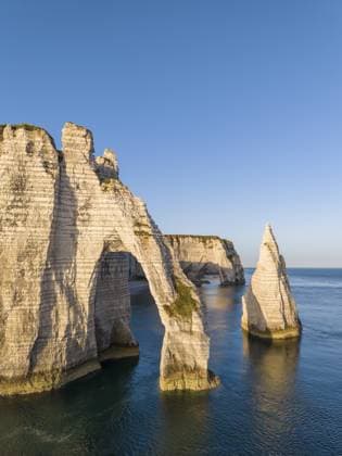 Luftbild von der Felsformation Porte d Aval kurz nach Sonnenaufgang, bekannte Sehenswürdigkeit an der Kreideküste mit der markanten Felsnadel Aiguille d Étretat, dahinter das Felsentor La Manneporte, Étretat, Alabasterküste, La Côte d Albâtre, Kreidefelsen, Ärmelkanal, Seine-Maritime, Normandie, Frankreich Aerial view of the Porte d Aval rock formation shortly after sunrise, well-known landmark on the chalk coast with the distinctive Aiguille d Étretat rock pin, behind it the La Manneporte rock gate, Étretat, Alabaster Coast, La Côte d Albâtre, chalk cliffs, English Channel, Seine-Maritime, Normandy, France Copyright: imageBROKER MarkusxKeller ibxmkl18096263.jpg