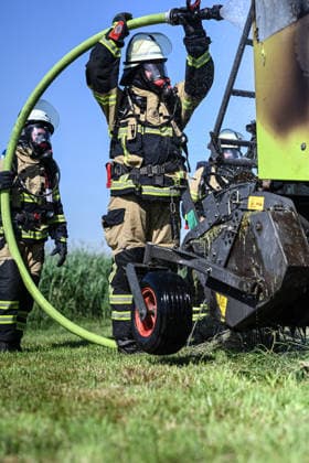 Rundballenpresse brennt auf Feld Feuerwehr verhindert Flächenbrand bei extremer Hitze. Bei hochsommerlichen Temperaturen ist am Freitagmittag auf einer landwirtschaftlichen Fläche im Leeraner Ortsteil Bingum eine Rundballenpresse in Brand geraten. Durch das schnelle Eingreifen der Feuerwehr konnte verhindert werden, dass sich die Flammen auf das ausgetrocknete Heu und die umliegenden Felder ausbreiten. Der Landwirt bemerkte während der Ernte eine Rauchentwicklung beziehungsweise einen Defekt an der Rundballenpresse und reagierte sofort. Er koppelte die Presse geistesgegenwärtig vom Traktor ab. Als die ersten Einsatzkräfte eintrafen, stand die Maschine bereits in Flammen. Leer Niedersachsen Deutschland *** Round Baler Catches Fire Copyright: xdiebildwerftx