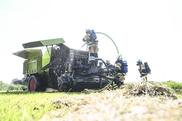 Rundballenpresse brennt auf Feld Feuerwehr verhindert Flächenbrand bei extremer Hitze. Bei hochsommerlichen Temperaturen ist am Freitagmittag auf einer landwirtschaftlichen Fläche im Leeraner Ortsteil Bingum eine Rundballenpresse in Brand geraten. Durch das schnelle Eingreifen der Feuerwehr konnte verhindert werden, dass sich die Flammen auf das ausgetrocknete Heu und die umliegenden Felder ausbreiten. Der Landwirt bemerkte während der Ernte eine Rauchentwicklung beziehungsweise einen Defekt an der Rundballenpresse und reagierte sofort. Er koppelte die Presse geistesgegenwärtig vom Traktor ab. Als die ersten Einsatzkräfte eintrafen, stand die Maschine bereits in Flammen. Leer Niedersachsen Deutschland *** Round Baler Catches Fire Copyright: xdiebildwerftx