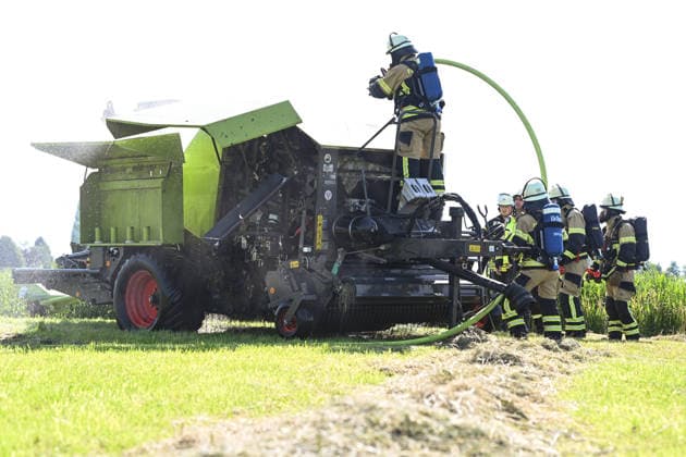 Rundballenpresse brennt auf Feld Feuerwehr verhindert Flächenbrand bei extremer Hitze. Bei hochsommerlichen Temperaturen ist am Freitagmittag auf einer landwirtschaftlichen Fläche im Leeraner Ortsteil Bingum eine Rundballenpresse in Brand geraten. Durch das schnelle Eingreifen der Feuerwehr konnte verhindert werden, dass sich die Flammen auf das ausgetrocknete Heu und die umliegenden Felder ausbreiten. Der Landwirt bemerkte während der Ernte eine Rauchentwicklung beziehungsweise einen Defekt an der Rundballenpresse und reagierte sofort. Er koppelte die Presse geistesgegenwärtig vom Traktor ab. Als die ersten Einsatzkräfte eintrafen, stand die Maschine bereits in Flammen. Leer Niedersachsen Deutschland *** Round Baler Catches Fire Copyright: xdiebildwerftx