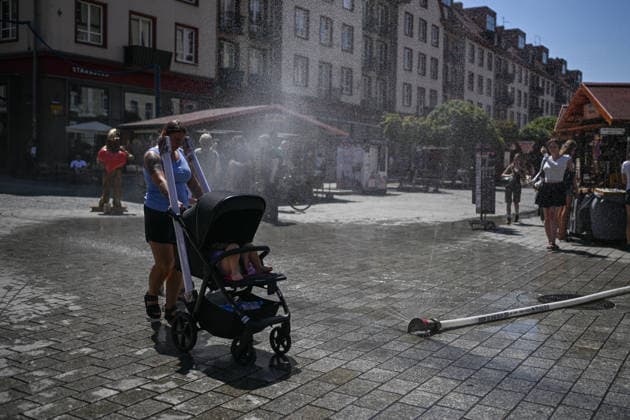 African heatwave reaches Poland WROCLAW, POLAND - JUNE 26: People refresh themselves by a city water curtain due to high temperatures in Wroclaw, Poland on June 26, 2026. An African heatwave that has been all over Europe is now reaching Poland. Coming days is expected temperatures to reach 40 Celsius degrees in several parts of the country. Omar Marques Anadolu Wroclaw Poland. Editorial use only. Please get in touch for any other usage.  Copyright: x2026xAnadoluxOmarxMarquesx