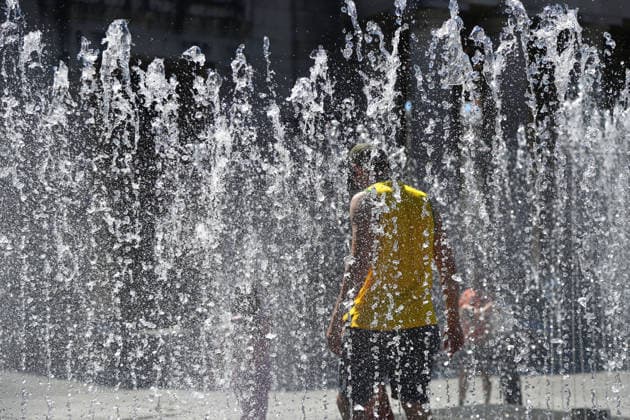 Wetterbild vom 26.06.2026 in Muenchen: Rekordhitze in Deutschland. Menschen,Personen suchen Abkuehlung am Brunnen vor dem Lenbachhaus auf dem Koenigsplatz. *** Weather scene from June 26, 2026, in Munich: Record heat in Germany; people seek relief from the heat at the fountain in front of the Lenbachhaus on Königsplatz
