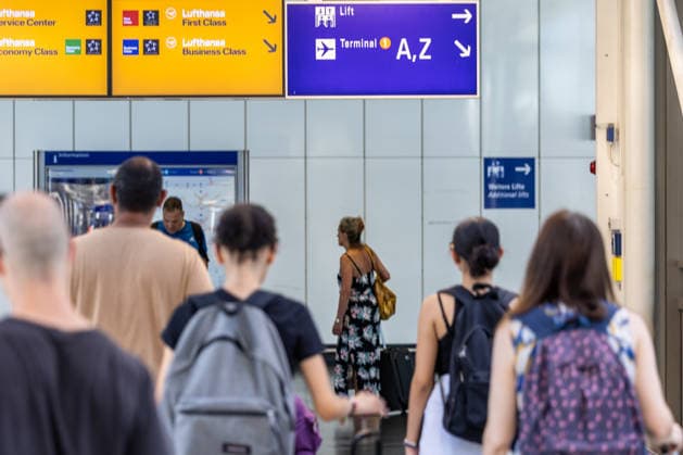 Ferienbeginn in Hessen 26.06.2026: Reisende laufen zum Terminal 1 aus der Richtung Fernbahnhof im Square. In Hessen beginnen heute die Sommerferien. Zum Start der großen Ferien wird ein erhöhtes Passagieraufkommen am Frankfurter Flughafen erwartet. Frankfurt am Main Flughafen Frankfurt am Main (FRA Hessen Deutschland *** Start of Summer Vacation in Hesse, June 26, 2026: Travelers walk toward Terminal 1 from the direction of the long-distance train station in the Square. Summer vacation begins today in Hesse. An increase in passenger traffic is expected at Frankfurt Airport to mark the start of summer vacation. Frankfurt am Main, Frankfurt am Main Airport (FRA), Hesse, Germany
