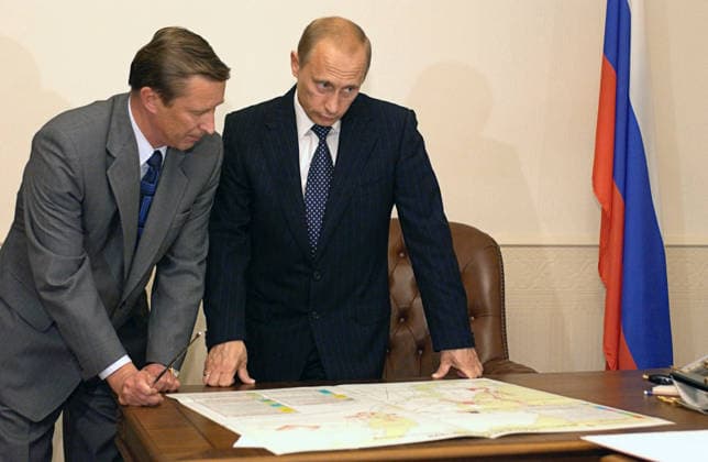 VLADIMIR PUTIN SERGEI IVANOV RESIDENCE SOCHI 160008 26.09.2003 Russian President Vladimir Putin and Russian Defense Minister Sergei Ivanov at the Bocharov Ruchei presidential residence in Sochi. Sergey Guneev Sputnik Sochi Krasnodar region Russia  Copyright: xSergeyxGuneevx