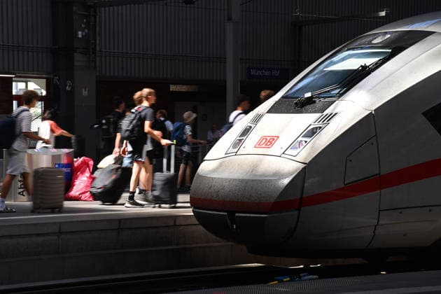 Themenfoto DB, Deutsche Bahn. Bahnreisende, Zug,ICE,Intercity Express, Schnellzug,Hochgeschwindigkeitszug, Hauptbahnhof Muenchen,DB,Die Bahn, Fernverkehr,Hauptbahnhof Muenchen, *** Featured photo: DB, Deutsche Bahn; rail travelers, train, ICE, Intercity Express, express train, high-speed train, Munich Central Station, DB, Die Bahn, long-distance service, Munich Central Station,