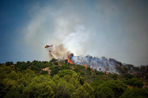 Four municipalities placed under lockdown due to the wildfire between Tiana and Montgat, Barcelona. A helicopter during a wildfire, on June 26, 2026, in Tiana, Barcelona, Catalonia, Spain. The Generalitat’s Fire Department received the alert at 10:45 a.m. and is working with 16 ground crews and 6 aerial crews, covering an area of approximately 60 hectares, prioritizing water drops from aerial resources. The Generalitat has ordered the lockdown of Sant Fost de Campsentelles, Martorelles, Santa Maria Martorelles, and Tiana, Barcelona, the Colònia Bosc residential development, and the Alberg la Conreria. JUNE 26, 2026 FOREST FIRE Kike Rincó Tiana, Barcelona, Catalonia Tiana, Barcelona, Catalonia, Spain  Copyright: xKikexRinconx 7624744