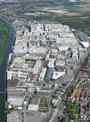 Neckarsulm Audi Werk Neckarsulm im Fokus moeglicher VW Sparplaene Neckarsulm, Baden Wuerttemberg, Deutschland. Luftaufnahme des Audi Werks Neckarsulm mit grossen Produktionshallen, Werksgelaende, Parkflaechen, angrenzender Wohnbebauung und Wasserlauf. Das Audi Werk Neckarsulm gehoert zum Volkswagen Konzern und steht laut Medienberichten im Zusammenhang mit moeglichen neuen Sparplaenen und moeglichen Werksschliessungen im Konzern im Fokus. Eine Entscheidung ueber eine Schliessung ist nach bisherigen Angaben nicht bestaetigt. Editorial use only. 26.06.2026. *** Neckarsulm: Audi Plant in Neckarsulm in the Spotlight of Possible VW Cost-Cutting Plans Neckarsulm, Baden-Württemberg, Germany Aerial view of the Audi plant in Neckarsulm, showing lar Copyright: xEibner-Pressefotox EP_WKE