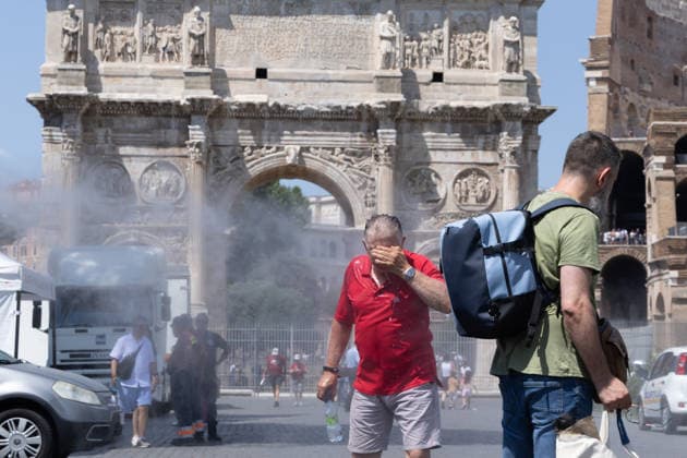 IPA86089423 - Tourists cool off with the Civil Protection Agency s mobile misting systems in front of the Colosseum amid the scorching heat  Copyright: xMatteoxNardonex xx 86089423