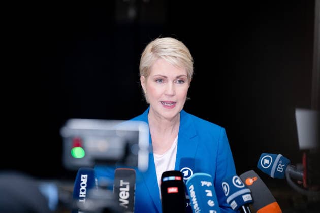 Sitzung, MPK, Berlin Sitzung, MPK, Berlin, Regierungschefinnen und Regierungschefs der Länder, Bundesrat, Ministerpräsidentin, Manuela Schwesig Berlin Berlin GER *** Meeting, MPK, Berlin Meeting, MPK, Berlin, Heads of State and Government of the Federal States, Bundesrat, Minister-President, Manuela Schwesig Berlin Berlin GER