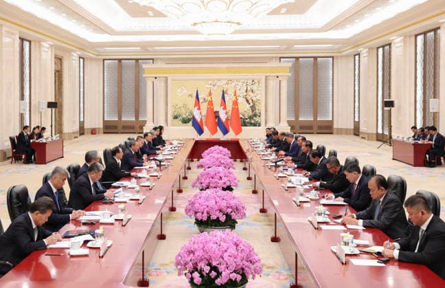 (260626) -- BEIJING, June 26, 2026 -- Chinese Premier Li Qiang meets with Cambodian People s Party (CPP) President and Senate President Samdech Techo Hun Sen in Beijing, capital of China, June 26, 2026. ) CHINA-BEIJING-LI QIANG-CAMBODIA-HUN SEN-MEETING (CN) HuangxJingwen 