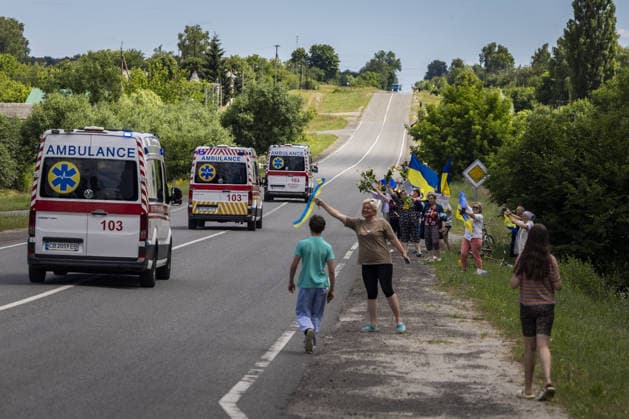 Local residents welcome released Ukrainians in Chervihiv CHERNIHIV, UKRAINE - JUNE 26: Local residents hold Ukrainian flags and flowers along a roadside in a village to welcome home released Ukrainian prisoners of war following a prisoner exchange between Russia and Ukraine on June 26, 2026, in Chervihiv, Ukraine. Maksym Kishka Anadolu Chervihiv Ukraine. Editorial use only. Please get in touch for any other usage.  Copyright: x2026xAnadoluxMaksymxKishkax