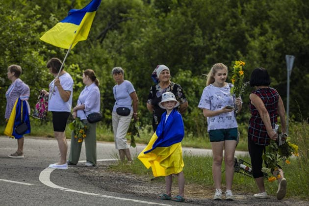 Local residents welcome released Ukrainians in Chervihiv CHERNIHIV, UKRAINE - JUNE 26: Local residents hold Ukrainian flags and flowers along a roadside in a village to welcome home released Ukrainian prisoners of war following a prisoner exchange between Russia and Ukraine on June 26, 2026, in Chervihiv, Ukraine. Maksym Kishka Anadolu Chervihiv Ukraine. Editorial use only. Please get in touch for any other usage.  Copyright: x2026xAnadoluxMaksymxKishkax