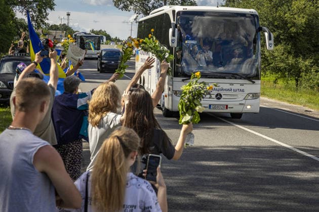 Local residents welcome released Ukrainians in Chervihiv CHERNIHIV, UKRAINE - JUNE 26: Local residents hold Ukrainian flags and flowers along a roadside in a village to welcome home released Ukrainian prisoners of war following a prisoner exchange between Russia and Ukraine on June 26, 2026, in Chervihiv, Ukraine. Maksym Kishka Anadolu Chervihiv Ukraine. Editorial use only. Please get in touch for any other usage.  Copyright: x2026xAnadoluxMaksymxKishkax