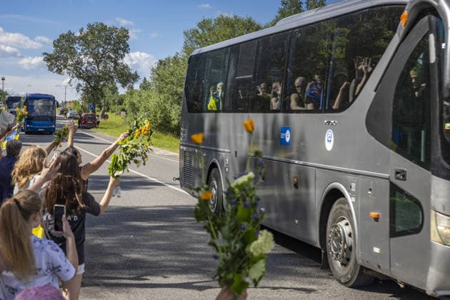 Local residents welcome released Ukrainians in Chervihiv CHERNIHIV, UKRAINE - JUNE 26: Local residents hold Ukrainian flags and flowers along a roadside in a village to welcome home released Ukrainian prisoners of war following a prisoner exchange between Russia and Ukraine on June 26, 2026, in Chervihiv, Ukraine. Maksym Kishka Anadolu Chervihiv Ukraine. Editorial use only. Please get in touch for any other usage.  Copyright: x2026xAnadoluxMaksymxKishkax