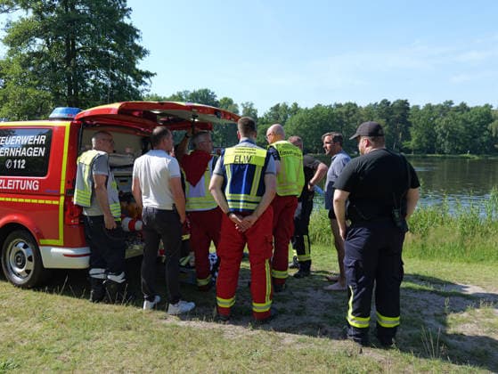 Badeunfall am Parksee Lohne Lagebesprechung und Abstimmung am Einsatzleitwagen *** Swimming Accident at Parksee Lohne: Situation Briefing and Coordination at the Command Vehicle Copyright: xBerndxGüntherx