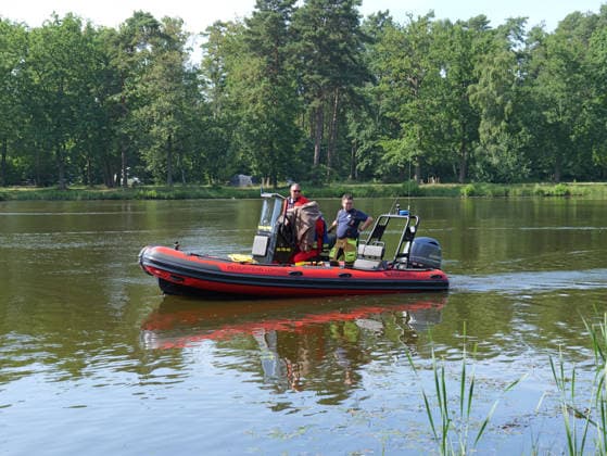 Badeunfall am Parksee Lohne MIt einem Großaufgebot an Booten und Tauchern suchte die Feuerwehr heute Nachmittag am Parksee Lohne nach einem untergegangenen Kind. *** Swimming Accident at Parksee Lohne: This afternoon, the fire department searched Parksee Lohne for a child who had gone under, deploying a large number of boats and divers. Copyright: xBerndxGüntherx