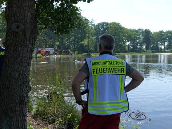 Badeunfall am Parksee Lohne MIt einem Großaufgebot an Booten und Tauchern suchte die Feuerwehr heute Nachmittag am Parksee Lohne nach einem untergegangenen Kind. *** Swimming Accident at Parksee Lohne: This afternoon, the fire department searched Parksee Lohne for a child who had gone under, deploying a large number of boats and divers. Copyright: xBerndxGüntherx